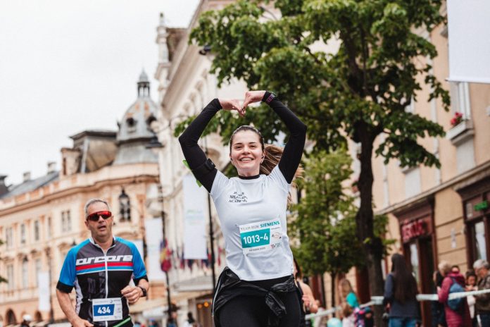 Maraton Internațional Sibiu 2026: alergători pe un traseu urban în cursă