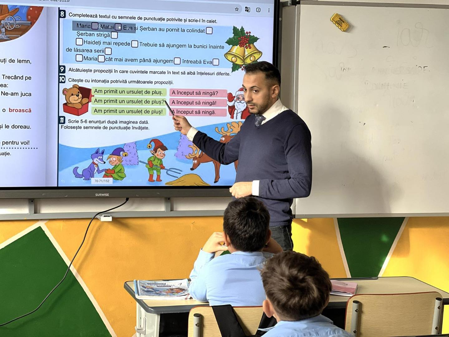 Adrian Pascu, directorul școlii din Brădeni, stând la birou, exemplu de educație dedicată