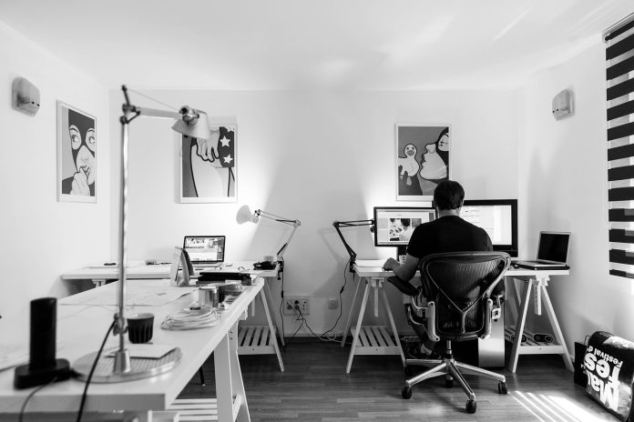 Birou modern cu echipament tehnologic, ilustrând cum AIO Software transformă procesele de business complexe în aplicații mobile intuitive.