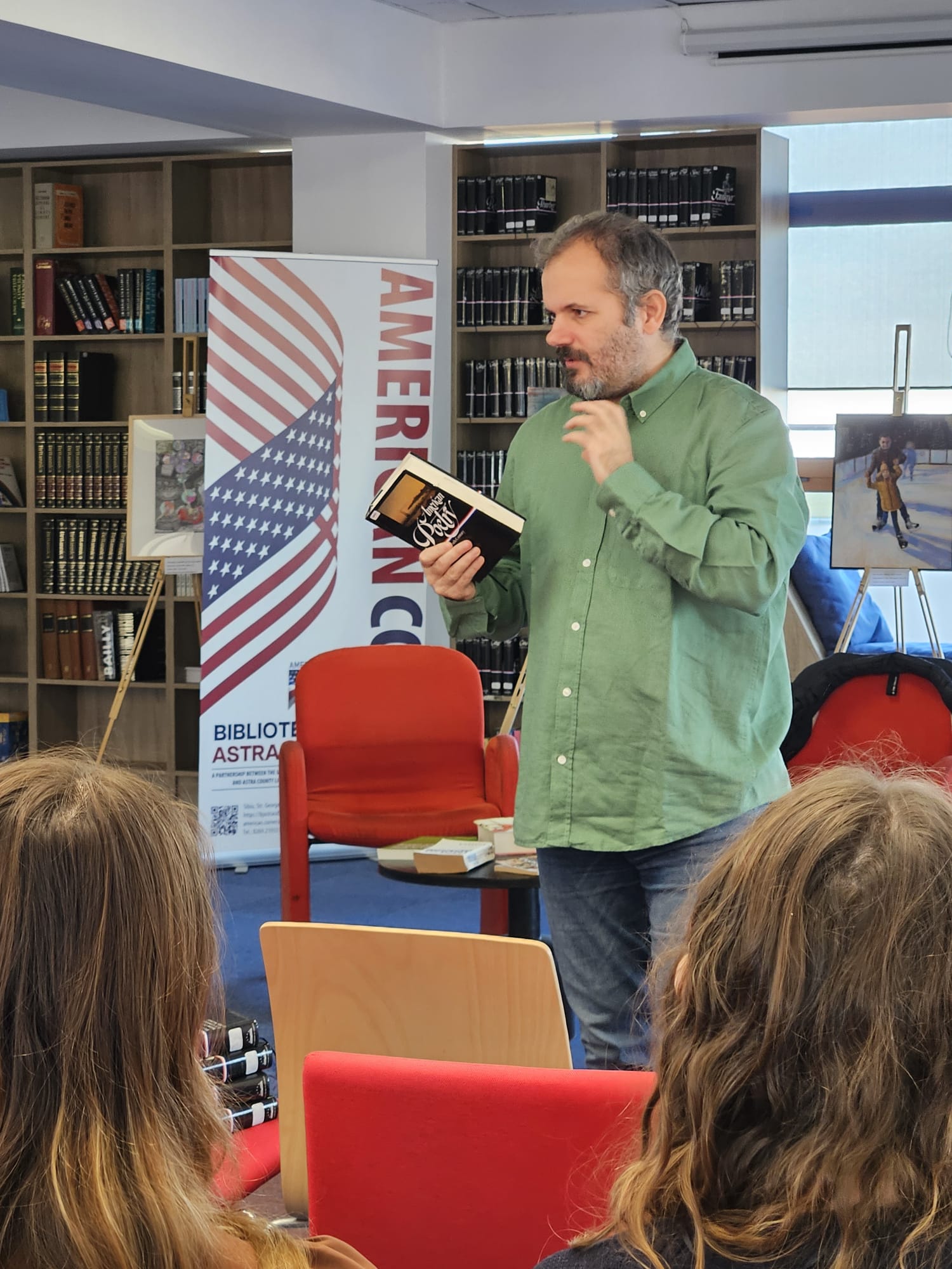 Publicul ascultând prezentări la finalul proiectului Zilele Literaturii Americane