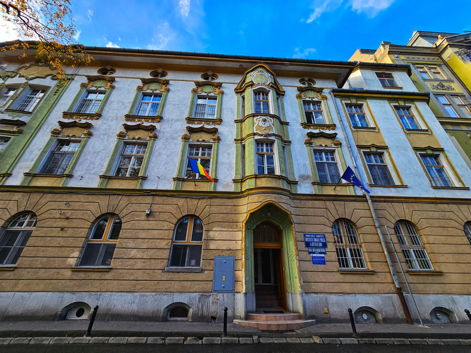Medic administrează vaccin anti-HPV unei adolescente, sublinind importanța imunizării în DSP Sibiu.