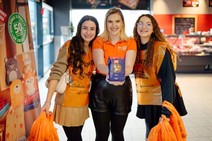 Cutii pline cu alimente colectate în centrele de distributie Colecta de Crăciun
