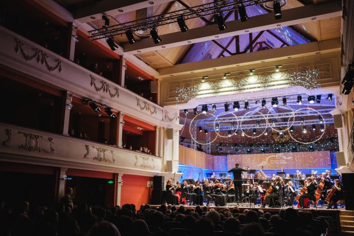 Sala plină a Filarmonicii de Stat Sibiu în timpul emoționantului Concert de Crăciun.