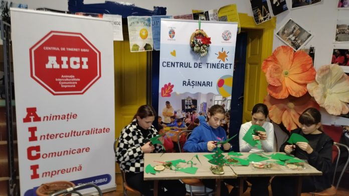 Atelier creativ de Craciun la Rășinari cu participanți entuziaști încremenind mesteritul.