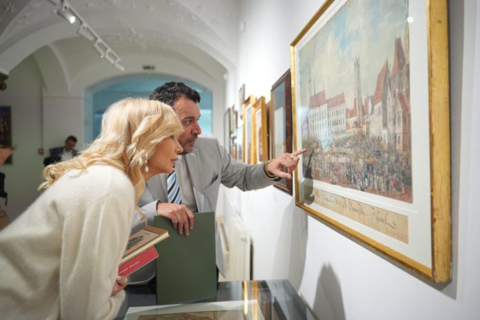 Sala Muzeului Brukenthal în timpul lansării albumului despre arta și istoria Sibiului.