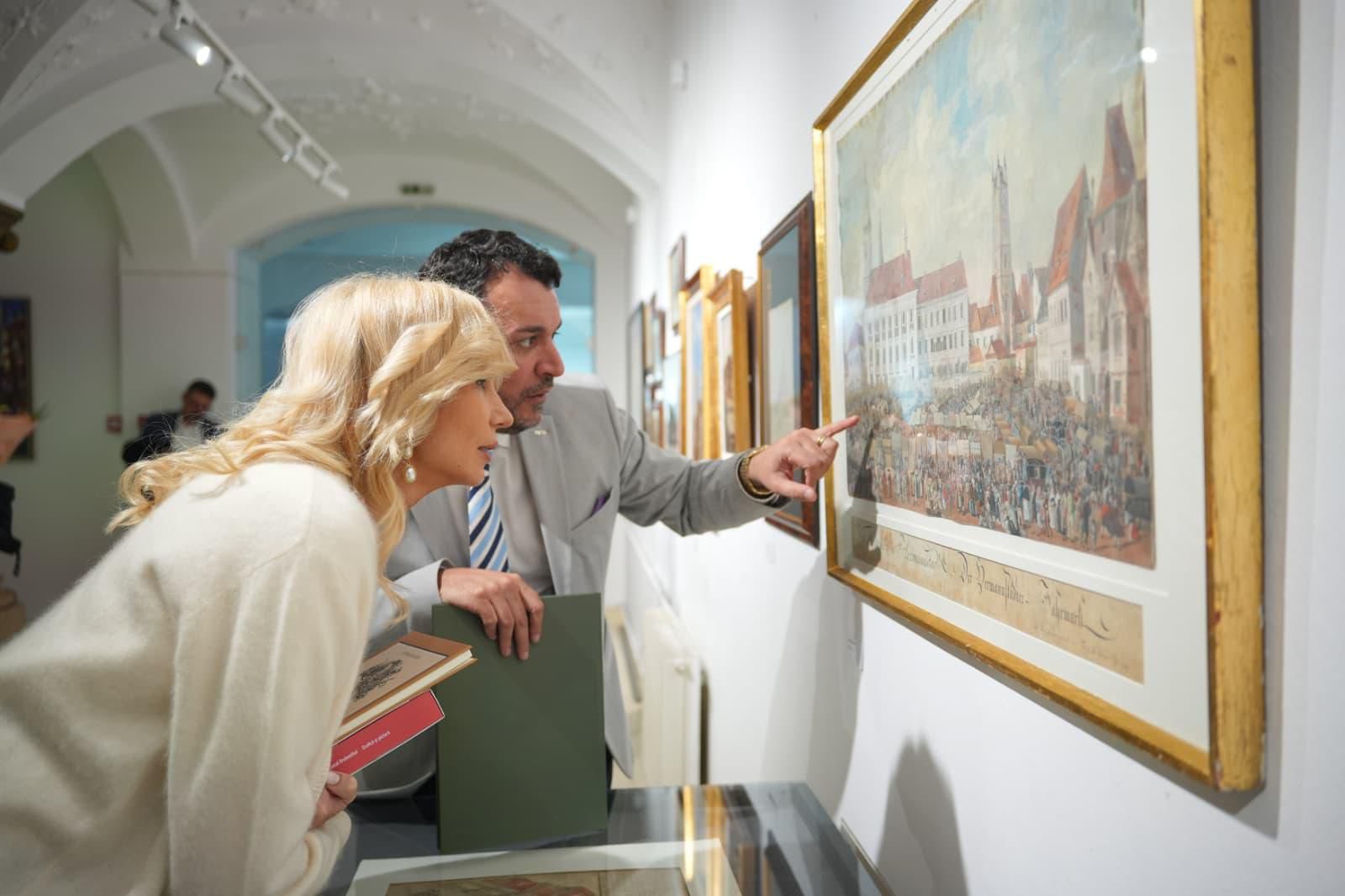 Sala Muzeului Brukenthal în timpul lansării albumului despre arta și istoria Sibiului.