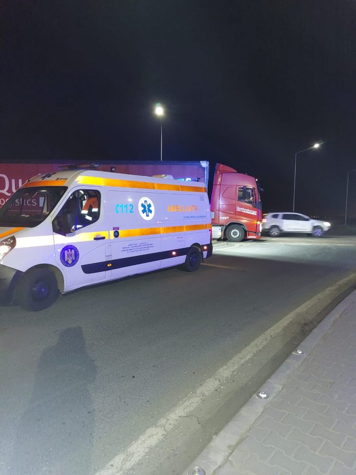 Autocamion oprit pe locul accidentului unde un pieton a fost lovit traversând neregulamentar.