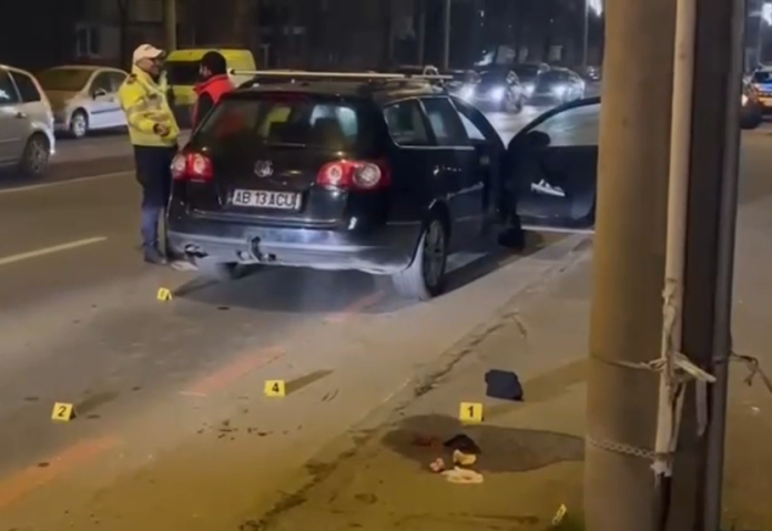Un moment din filmarea accidentului cu trotineta și mașina, cu portiera deschisă.