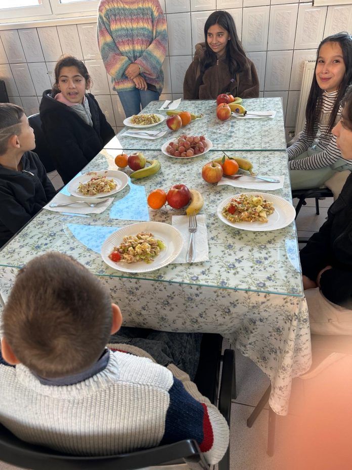 Recoltarea legumelor proaspete din grădina școlară, primul pas către o alimentație sănătoasă la Turnu Roșu.