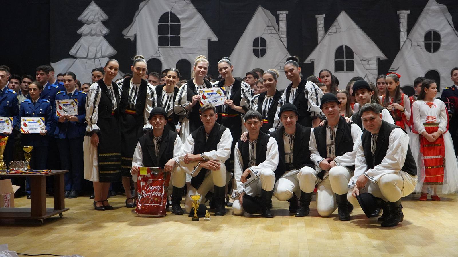 Cadeți ai Academiei Forțelor Terestre din Sibiu, laureați la concursul Iarna Buzoiană, în uniformă de ceremonie.