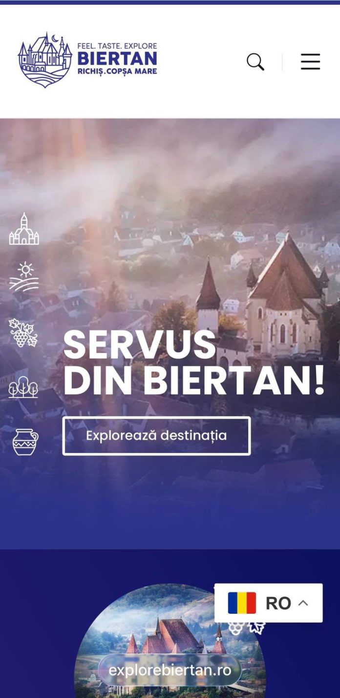 Țara Bârsei, peisaj rural transilvănean cu dealuri verzi și case tradiționale românești