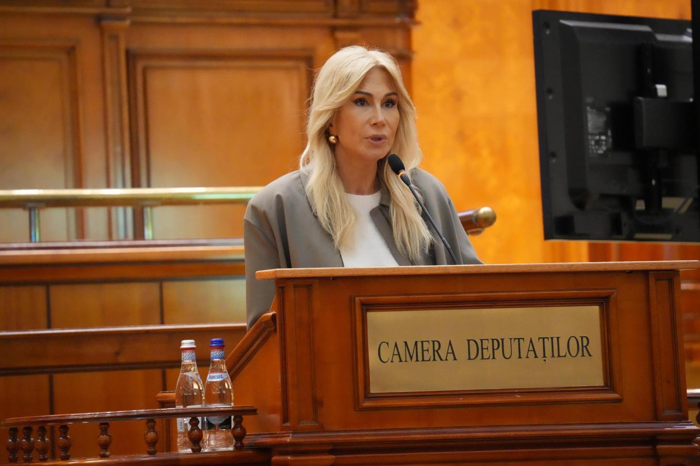 Parlamentul respinge moțiunea de cenzură împotriva Guvernului Bolojan, alegând stabilitatea.