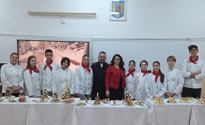 Membri ai unei echipe liceale lucrând împreună la asamblarea unui preparat pentru Gustul Sibiului.