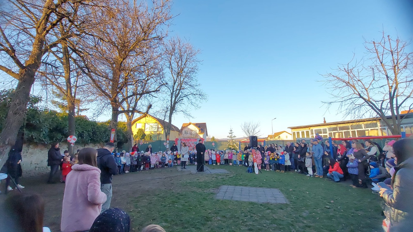 Începutul bazarului caritabil la Grădinița Șelimbăr cu participanți entuziaști