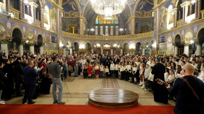 Prim-plan pe copii entuziaști înainte de colindat în Catedrala Mitropolitană