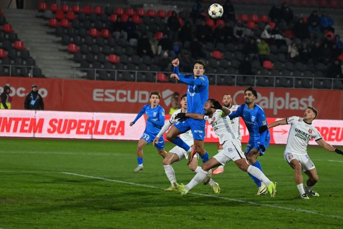 Dorinel Munteanu, antrenorul FC U Craiova, dă indicații de la marginea terenului