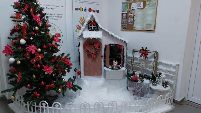 Atmosferă călduroasă la centrul școlar, cu copii participând activ la crearea de ornamente de Crăciun.