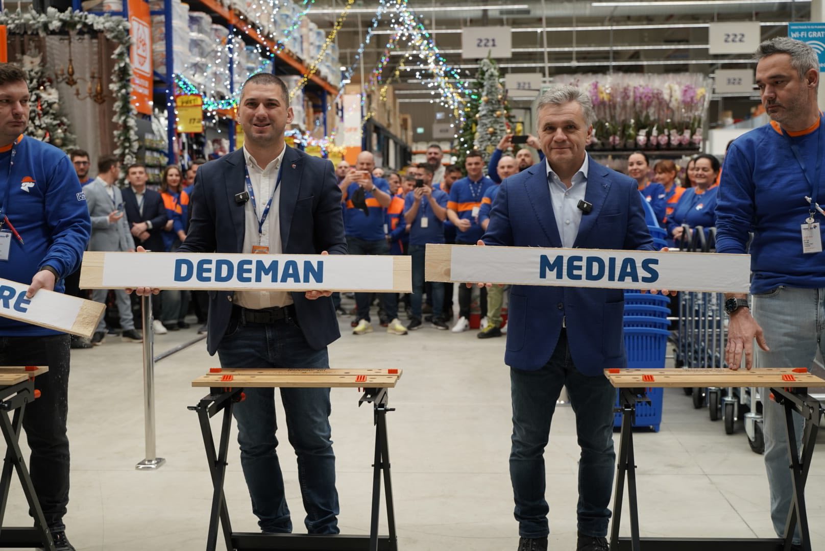 Interiorul modern și spațios al magazinului Dedeman din Mediaș, cu rafturi pline