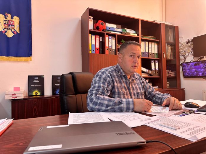 Directorul Șeica Mare, finalist la gala directorilor, stând la masa oficială înainte de premiere.