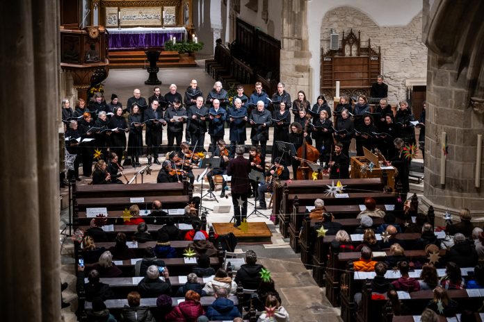 Orchestră și soliști susținând Concertul de Crăciun din Catedrala Evanghelică din Sibiu