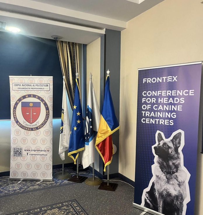 Câine de serviciu antrenat pentru frontieră execută o sarcină în timpul conferinței