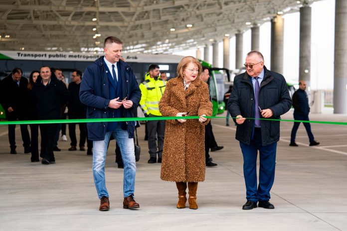 Reprezentanți oficiali și invitați la inaugurarea noii autobaze Tursib pentru transportul public sibian