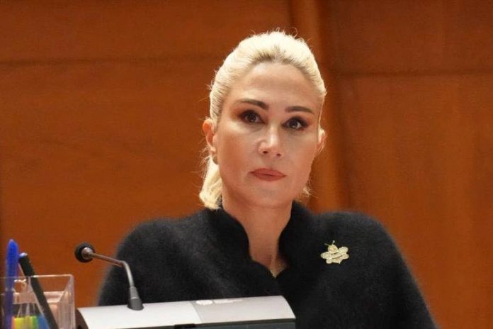 Raluca Turcan la tribuna Parlamentului, cerând măsuri ferme împotriva grupurilor de interese din justiție.