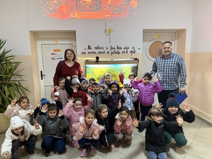 Primii colindători din Școala Gimnazială Șeica Mare, îmbrăcați în costume tradiționale românești, aduc magia sărbătorilor.