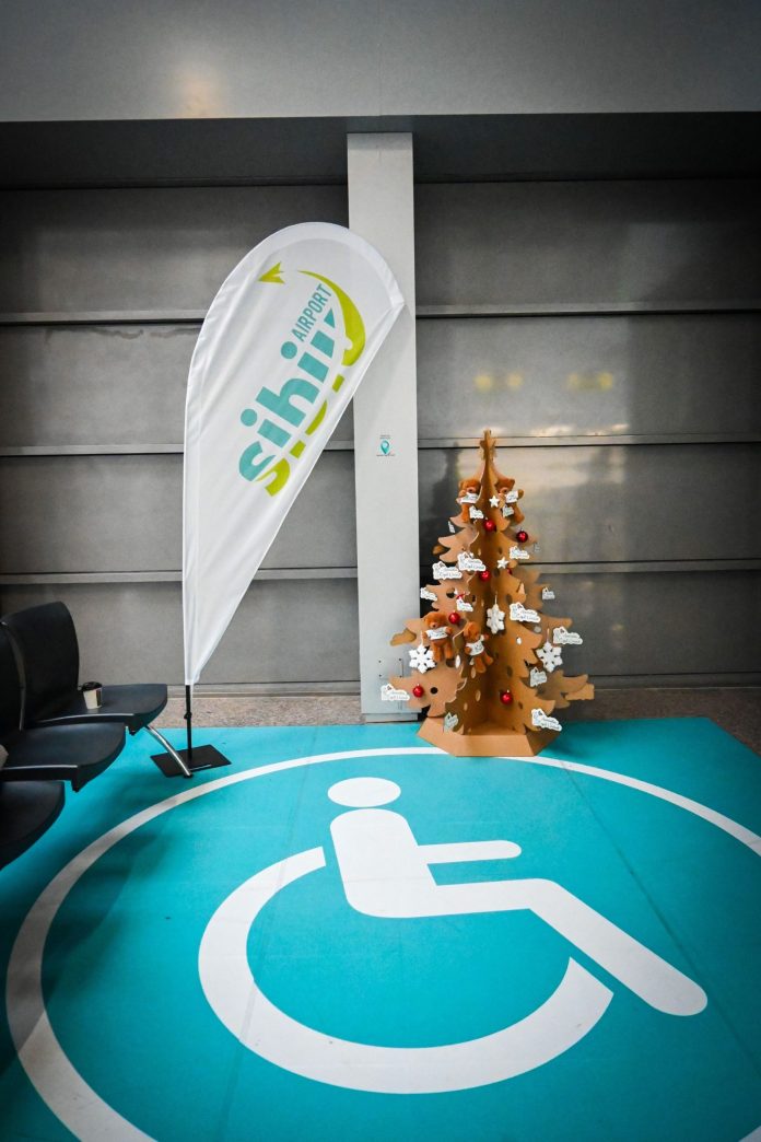 Hallul principal luminos și decorat de sărbători din Aeroportul Internațional Sibiu