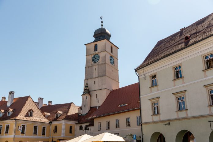 Turnul Sfatului din Sibiu, vedere panoramică de ansamblu cu orașul în fundal