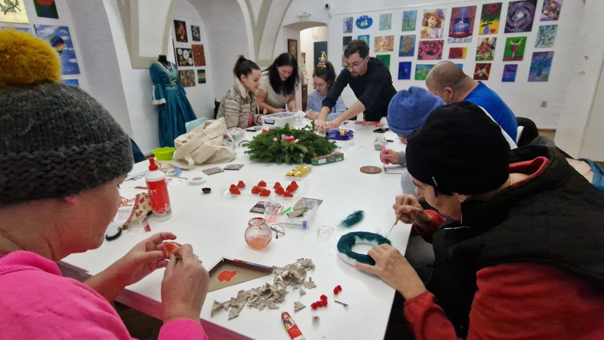 Pacienții de la Spitalul Dr. Gheorghe Preda lucrează la ornamentede Crăciun în atelier