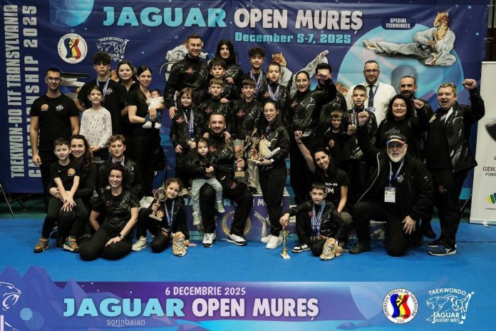 Tineri judokanți din clubul Puma Sibiu salută înainte de meci la Jaguar Open