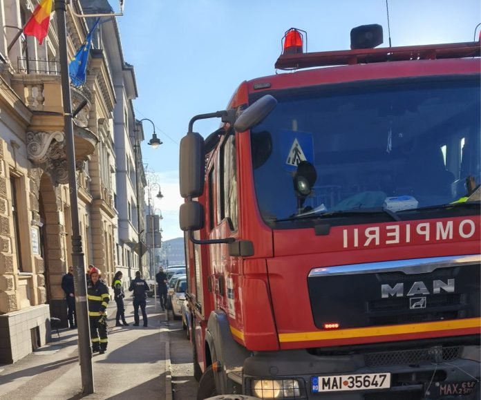 Persoane evacuează clădirea Prefecturii Sibiu în timpul unei alertă de panică.