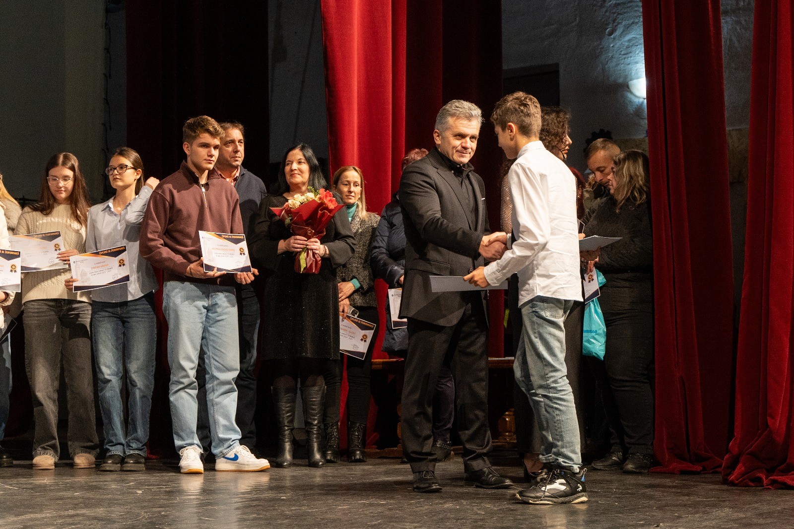 Elevi premiați și invitați aplaudă pe scenă la Gala Performanței 2025
