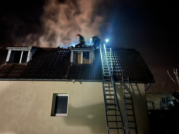 Fațada casei după incendiu în Sibiu, cu urmele lăsate de flăcări și fum pe pereți