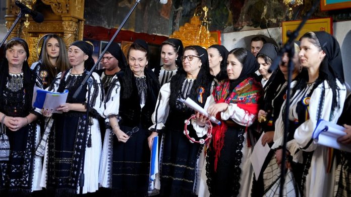 Un cor mixt de peste 150 de interpreți cântă colinde tradiționale românești pe scena de la Săsăuș