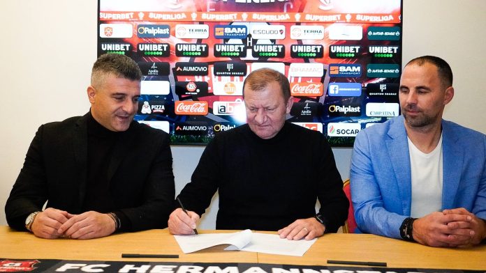 Dorinel Munteanu împreună cu conducerea FC Hermannstadt după numire.