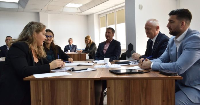 Giubega Florian participă la o discuție în cadrul Programului de Formare Specializată pentru Prefecți și Subprefecți 2025.