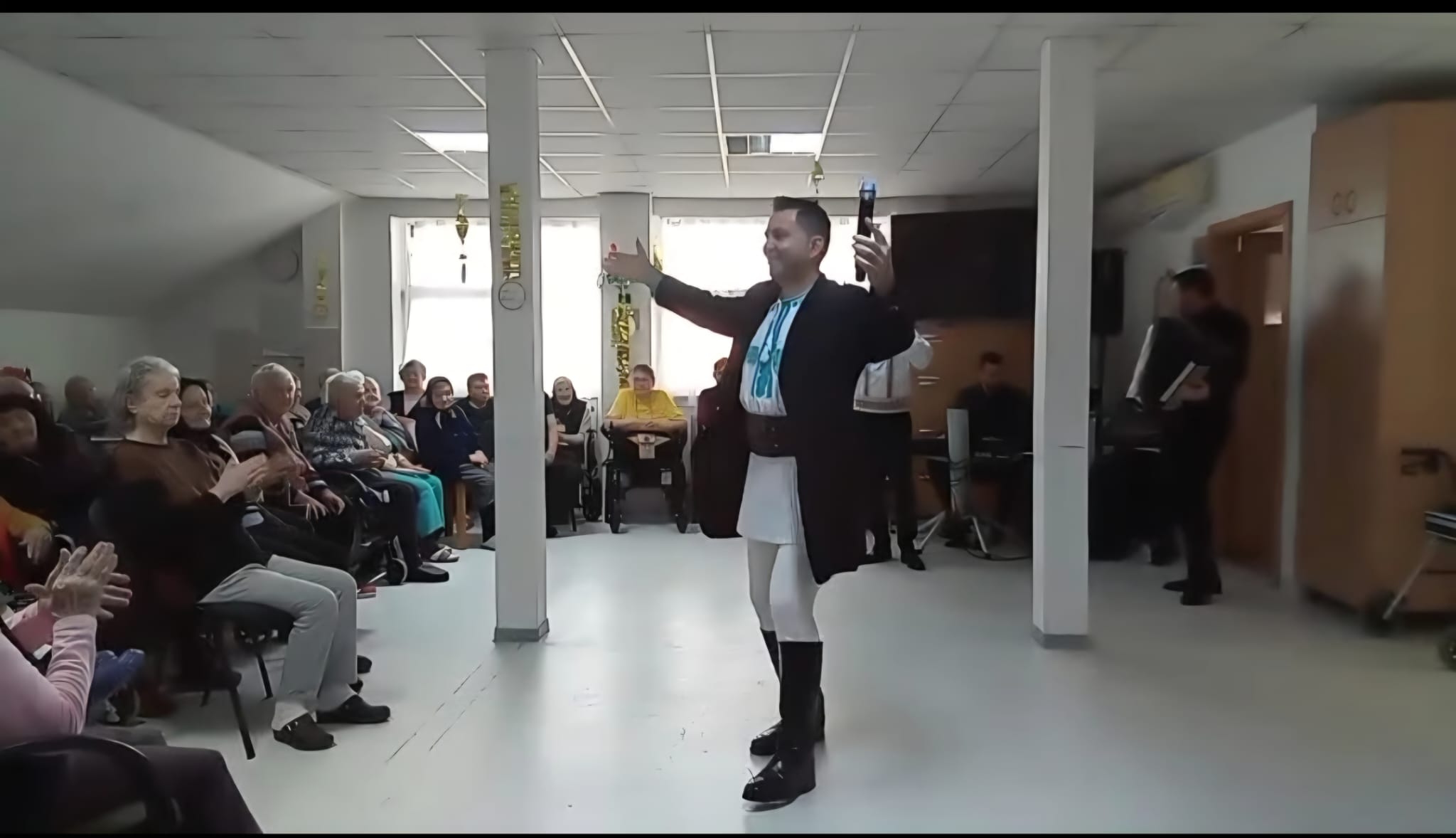 Clienți și angajați ai Unității de Asistență Medico-Socială Săliște savurând un moment de bucurie și muzică
