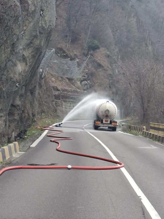 Echipament de protecție chimică purtat de pompieri la intervenția la gaz