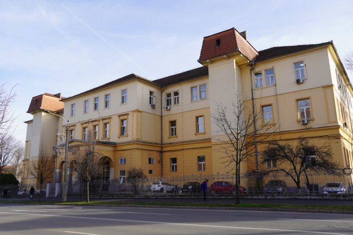 Fațada clădirii Spitalului Județean Sibiu în curs de reabilitare de către consiliul județean
