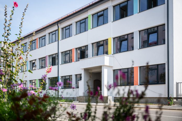 Fațada principală a Liceului Ghibu din Sibiu, beneficiar de sală de sport modernizată