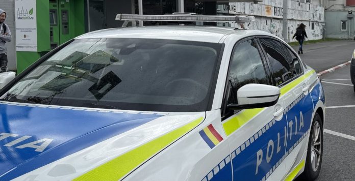 Poliția română prezentă la locul unui furt autoturism, mașina patrulă și echipajul