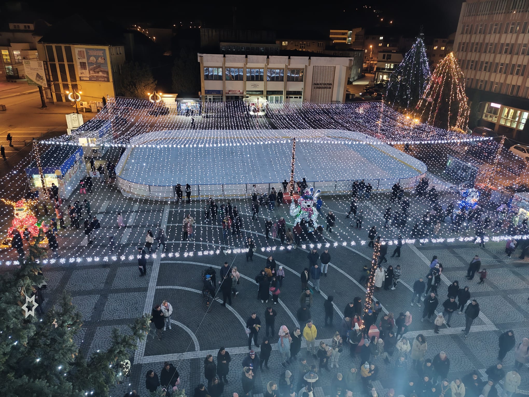 Îmbrățișare de bucurie între doi tineri după ce au patinat pe gheața patinoarului din Mediaș