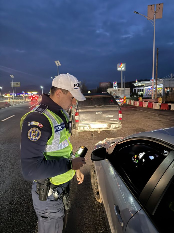 Polițiști sibieni efectuează control rutier pentru a preveni conducerea sub influența alcoolului.