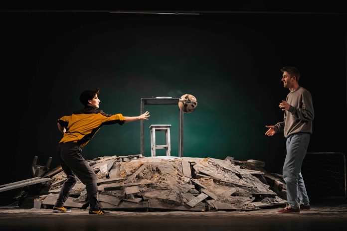 Scenă din spectacolul Regulile jocului pe scena Teatrului Gong