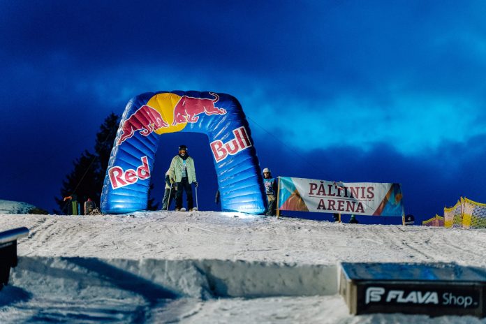 Vedere panoramică asupra arenii de la Păltiniș cu obstacolele de freestyle pregătite pentru Arena Jib 2025.