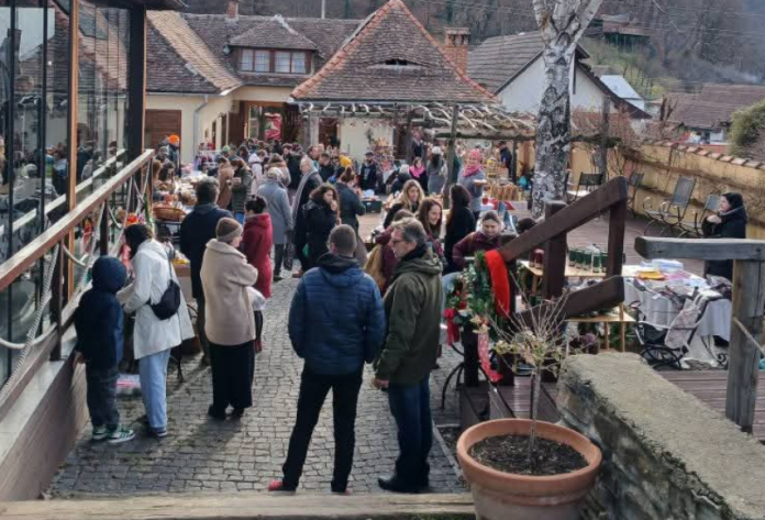 Târgul Micilor Producători Locali de la Cisnădioara cu standuri pline și mulți vizitatori
