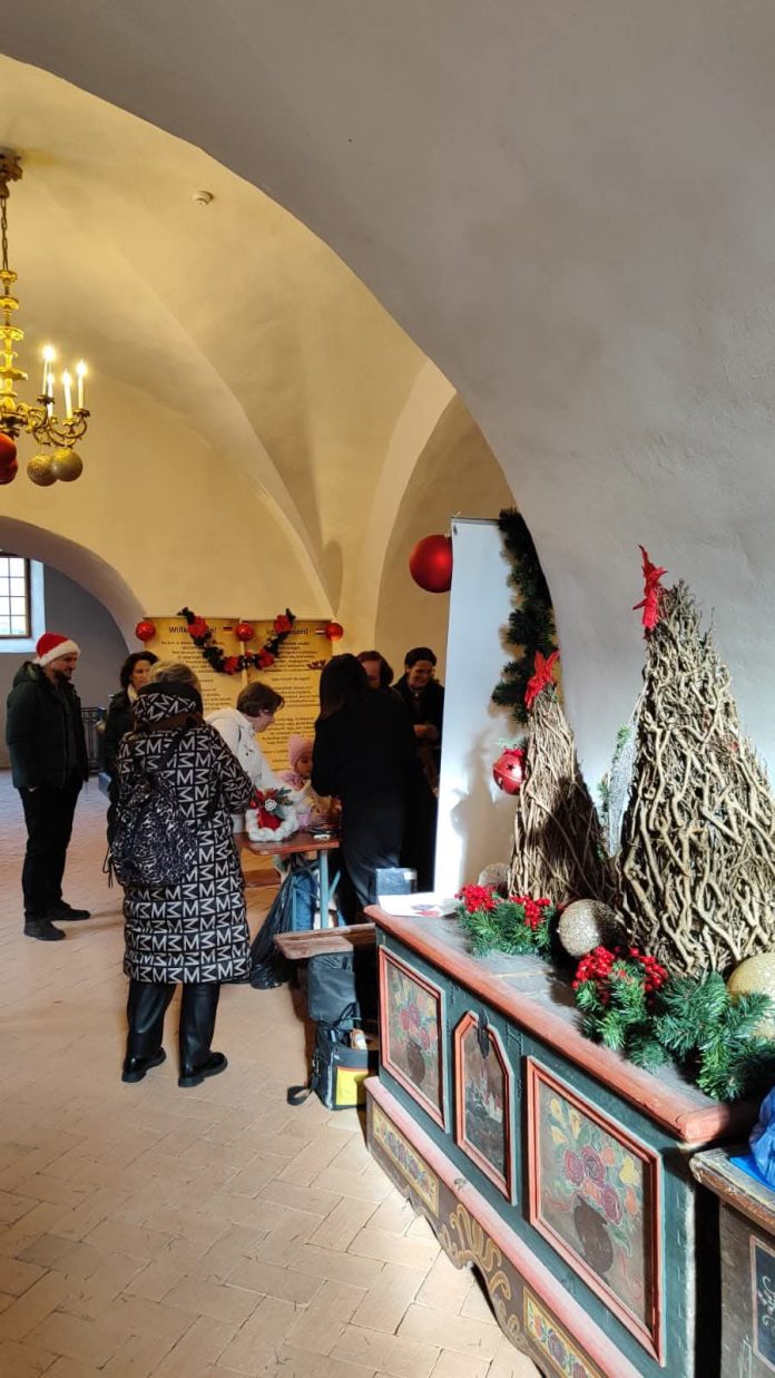 Artiști populari interpretează muzică tradițională în cadrul târgului din Cisnădie