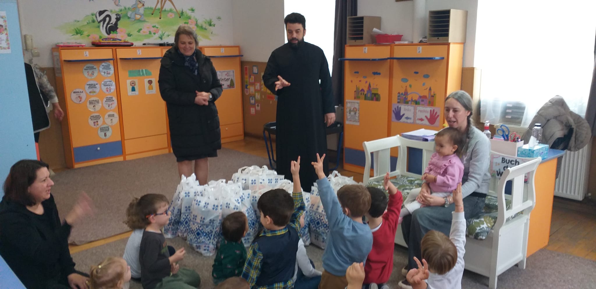 Reprezentanți ai Arhiepiscopiei și Filantropiei Ortodoxe pregătesc daruri pentru copii